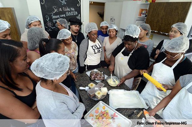 São oferecidos pelo projeto sete cursos de capacitação, dentre eles o de Confeitaria. 